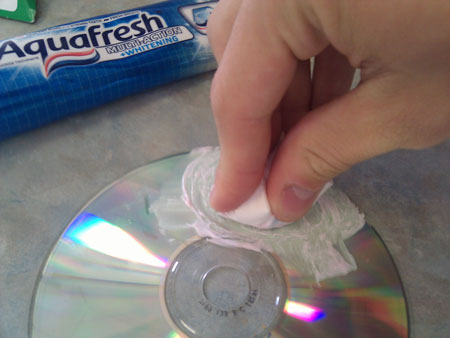 Πώς μπορώ να επισκευάσω γρατζουνισμένα CD/DVD;