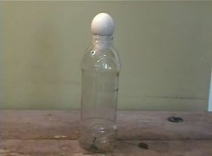 Πως μπορώ να βάλω ένα αυγό σε μπουκάλι χωρίς να το σπάσω; (vid)
