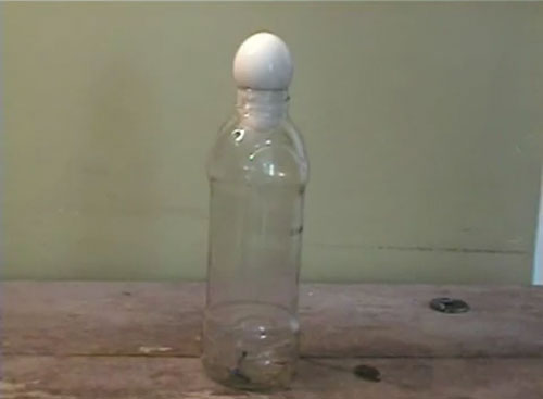 Πως μπορώ να βάλω ένα αυγό σε μπουκάλι χωρίς να το σπάσω; (vid)