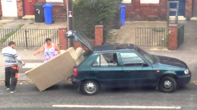 Οικογένεια προσπαθεί να χωρέσει 3θεσιο καναπέ σε μικρό αυτοκίνητο (Βίντεο)