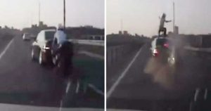 Μοτοσικλετιστής συγκρούεται με αυτοκίνητο και προσγειώνεται στην οροφή του (Βίντεο)