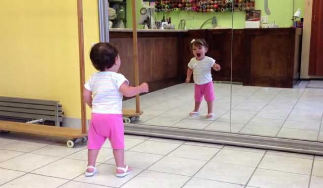 Μωρά ανακαλύπτουν τον Καθρέφτη... Μοναδικές Αντιδράσεις! (Βίντεο)