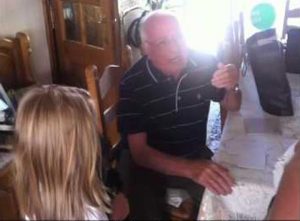 Η γλυκιά αντίδραση ενός παππού που πήρε για δώρο ένα κουταβάκι! (Βίντεο)