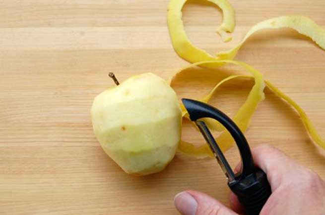 Πως να καθαρίσετε μια ντουζίνα μήλα σε μηδέν χρόνο! (Βίντεο)