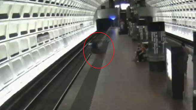 Η συγκλονιστική στιγμή της διάσωσης ενός άνδρα σε αναπηρικό καροτσάκι από τις γραμμές του Μετρό (Βίντεο)