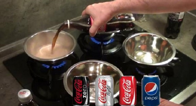 Άρχισε να βράζει Coca cola, Pepsi, Coca Cola Zero και light και δείτε πόση ζάχαρη έβγαλαν! (Βίντεο)