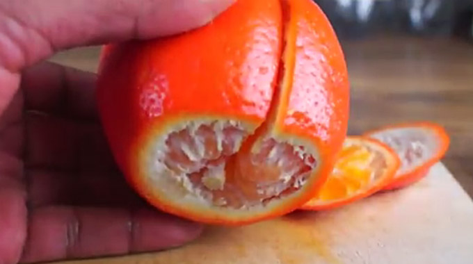 Ο γρηγορότερος τρόπος να ξεφλουδίσεις ένα πορτοκάλι (Βίντεο)