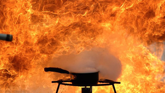 Τι θα συμβεί αν σβήσετε με νερό την φωτιά σε ένα τηγάνι με καυτό λάδι; (Βίντεο)