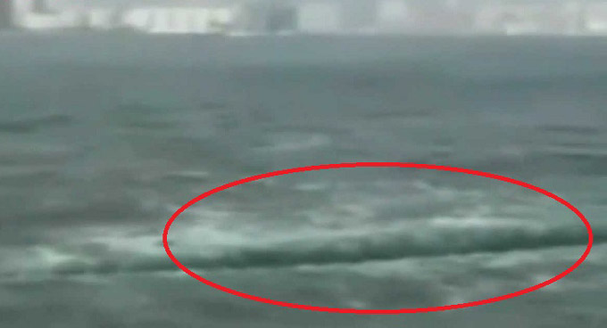 Η θάλασσα άνοιξε στα δύο... περιμένοντας τον Μωυσή! (Βίντεο)