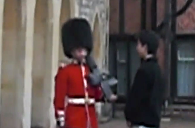 Τουρίστας μαθαίνει με σαφέστατο τρόπο γιατί δεν πρέπει να παρενοχλείς την Βασιλική Φρουρά (Βίντεο)