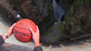Ρίχνουν μια μπάλα μπάσκετ από ένα φράγμα, δεν περίμεναν όμως με τίποτα να συμβεί αυτό! (Βίντεο)