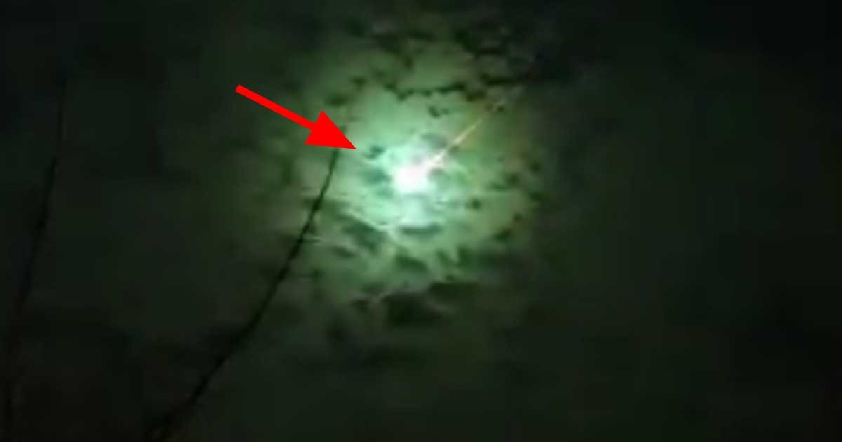 Η στιγμή που ένας μετεωρίτης πέφτει στην Αργεντινή και «βάφει» τον ουρανό πράσινο! (Βίντεο)