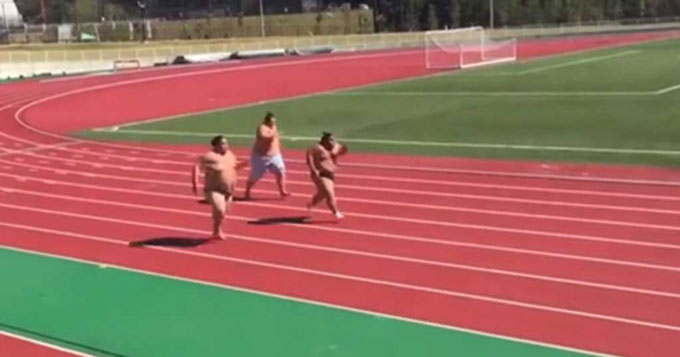 Τρεις αθλητές του Σούμο τρέχουν στο στίβο! (Βίντεο)
