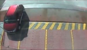Πήδηξε με το αμάξι για να προλάβει το φέρι-μποτ αλλά... (Βίντεο)