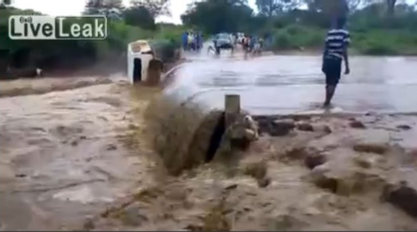 Αυτοκίνητο προσπαθεί να περάσει «φουσκωμένο» ποτάμι και… δείτε τι έπαθε! (Βίντεο)