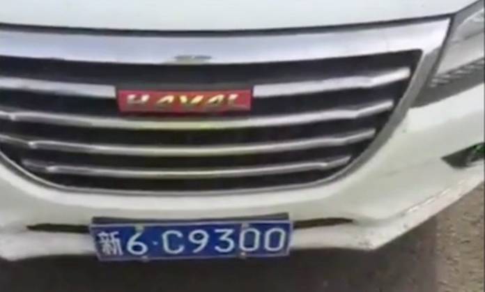 Κινέζος βρήκε τρομερή πατέντα για να αλλάζει το νούμερο της πινακίδας του, αλλα το μυστικό του αποκαλύφθηκε! (video)