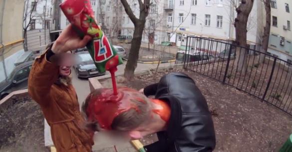Πλούσιος νεαρός Ρώσος πληρώνει περαστικούς για να λουστούν με χυμό ντομάτας. (Βίντεο)