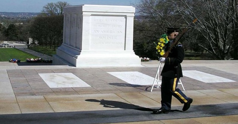 Γελούσαν υποτιμητικά μπροστά στον τάφο του Άγνωστου Στρατιώτη. Η αντίδραση του σκοπού αξίζει συγχαρητήρια [Βίντεο]