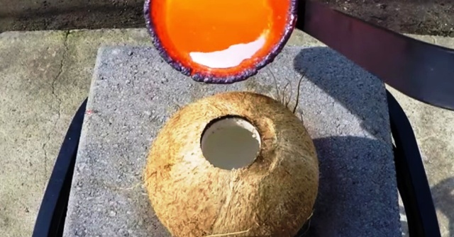 Ποιο θα είναι το αποτέλεσμα όταν ρίξουμε λιωμένο χαλκό μέσα σε μια καρύδα;