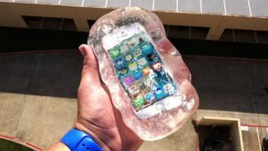 Πέταξε ένα iPhone από 30 μέτρα μέσα σε ένα υλικό – Δείτε τι έγινε! (video)