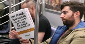 Αυτός ο τύπος διαβάζει ψεύτικα βιβλία για να δει πως αντιδρούν οι επιβάτες. (Βίντεο)