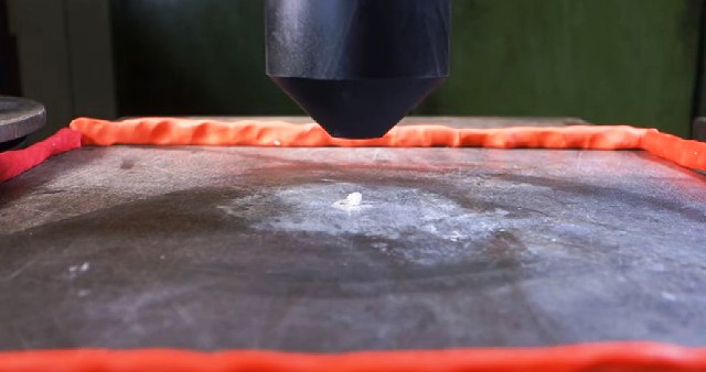 Τι θα συμβεί εάν πατήσουμε ένα διαμάντι με μια υδραυλική πρέσα; (Video)