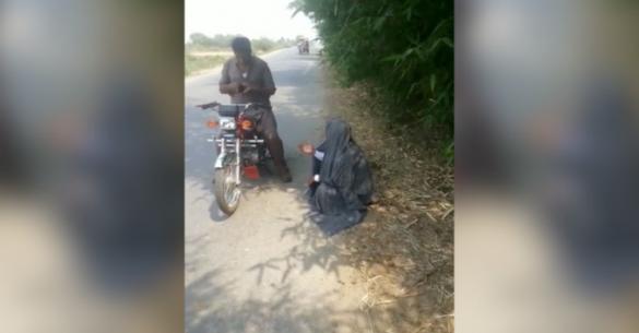 Η τεχνική δύο Αφγανών για να κλέψουν την μηχανή και το πορτοφόλι ενός οδηγού. (Βίντεο)