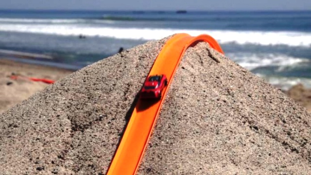 Έστησαν μια πίστα στην άμμο της παραλίας για να παίξουν με τα αυτοκινητάκια! (video)