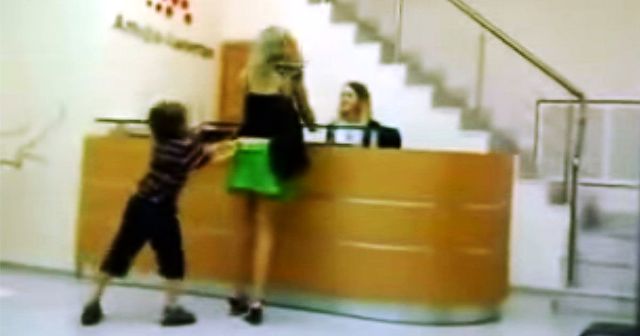 Κακομαθημένο παιδί κατεβάζει την φούστα της μητέρας του σε δημόσιο χώρο γιατί δεν του κάνει τα χατίρια!! (Video)