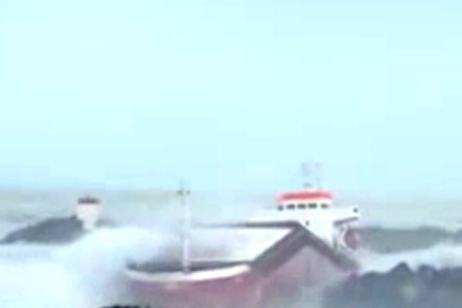 Απίστευτο βίντεο: Πλοίο «σπάει» ενώ παλεύει με τα κύματα (Video)