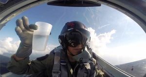 Γεμίζει ένα ποτήρι νερό μέσα σε μαχητικό αεροσκάφος την στιγμή που το γυρίζει ανάποδα.(Video)
