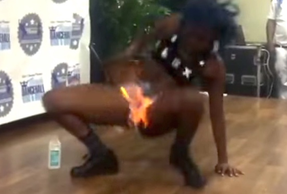 Τραγικό! Εκεί που Χόρευε έκαψε τον κόλπο της. (Βίντεο)