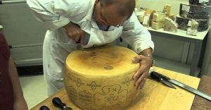 Δείτε πως ανοίγεται στη μέση ένα τεράστιο κεφάλι Ιταλικού τυριού (Video)