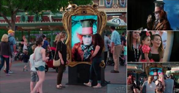 Ο Johnny Depp εκπλήσσει τους επισκέπτες στην Disneyland με μια διαδραστική οθόνη. (Βίντεο)