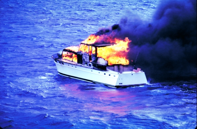 Απίστευτο: Δείτε πως έσβησαν τη φωτιά σε φλεγόμενο σκάφος! (Βίντεο)