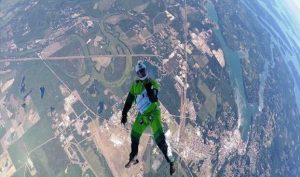 Απίστευτο πήδηξε χωρίς αλεξίπτωτο από τα 7.500 μέτρα και προσγειώθηκε σε ένα… δίχτυ (Video)