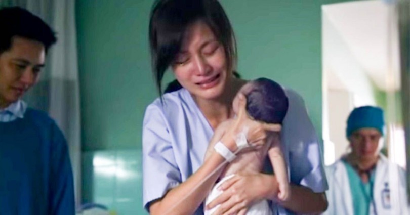 Μητέρα Κρατάει το Άψυχο Σώμα του Νεογέννητου Μωρού της, Αλλά Μη Πάρετε τα Μάτια σας από το Χέρι του