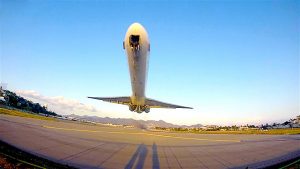 Πως είναι να απογειώνεται ένα αεροπλάνο πάνω από το κεφάλι σου (Video)