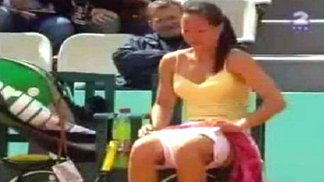 Πλάκα μας κάνεις; Τενίστρια αλλάζει εσώρouχο μέσα στο γήπεδο και της πέφτει η πετσέτα! (VIDEO)