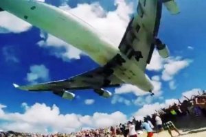 Αεροπλάνο προσγειώθηκε σε παραλία με λουόμενους (Video)