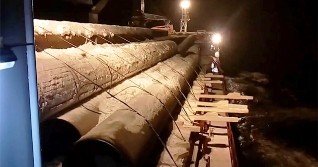 Θαλασσοταραχή ρίχνει εκατοντάδες τόνους φορτίου ενός πλοίου στην θάλασσα