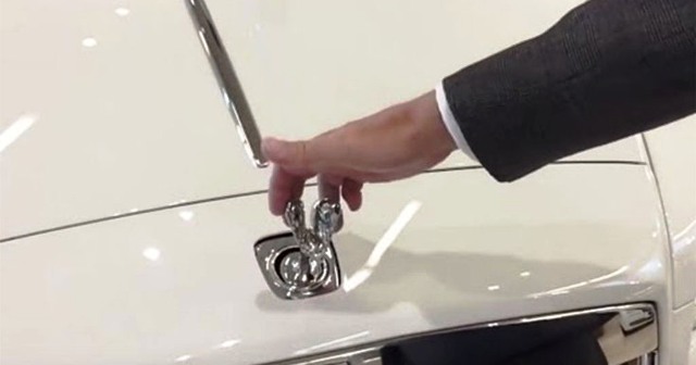 Δείτε τι συμβαίνει όταν προσπαθήσεις να κλέψεις ένα σήμα Rolls Royce (Video)