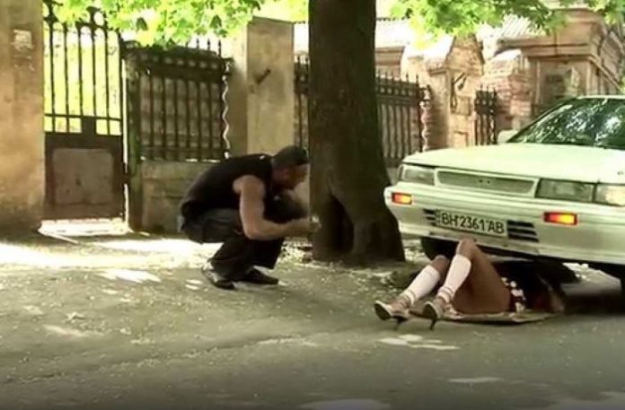 Αντί να βοηθήσουν τον κορίτσαρο με το αμάξι, έπαιρναν μάτι!!(Video)