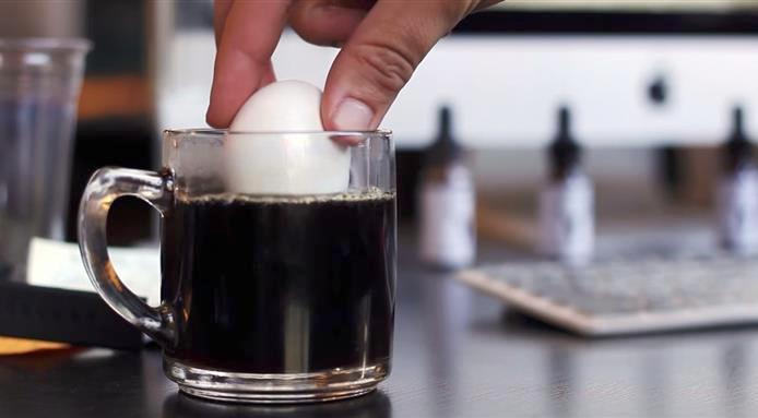 Δείτε τι γίνεται αν βουτήξετε ένα αυγό σε μία κούπα καφέ… (Βίντεο)