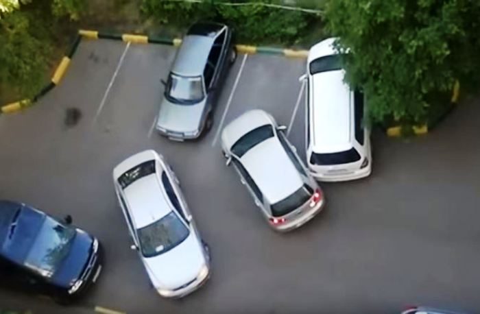 Τι γίνεται όταν προσπαθούν να παρκάρουν 2 γυναίκες την ίδια ώρα; (Video)