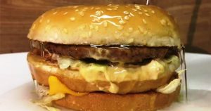 Τι θα συμβεί αν ρίξεις θειικό οξύ σε ένα Big Mac μπέργκερ;