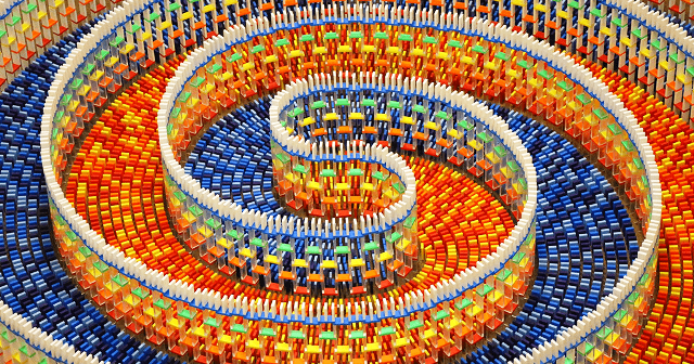 Έστησε 15.000 πολύχρωμα ντόμινο σε ένα τριπλό σπιράλ, δείτε τι έγινε όταν έσπρωξε το πρώτο…