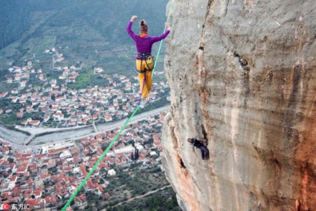 Η πόλη που βλέπετε κάτω, είναι το Λεωνίδιο! Η κοπέλα σχοινοβατεί στα 86 μέτρα και χάνει την ισορροπία της (Video)