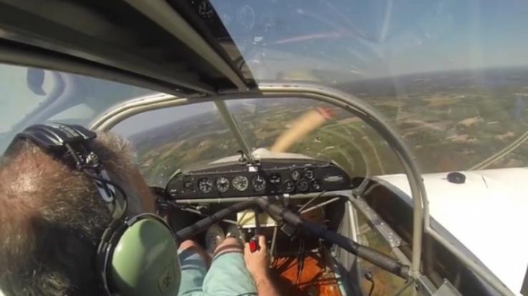Η τρομακτική στιγμή που αεροπλάνο χάνει τον έλικά του στον αέρα (Video)
