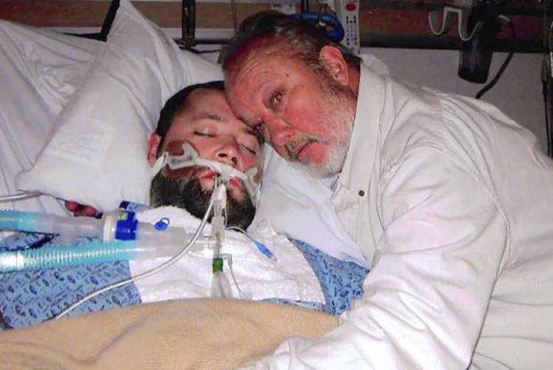 Απελπισμένος πατέρας έφερε στο νοσοκομείο όπλο και εμπόδισε τους γιατρούς να βγάλουν τον ετοιμοθάνατο γιο του από την μηχανική υποστήριξη